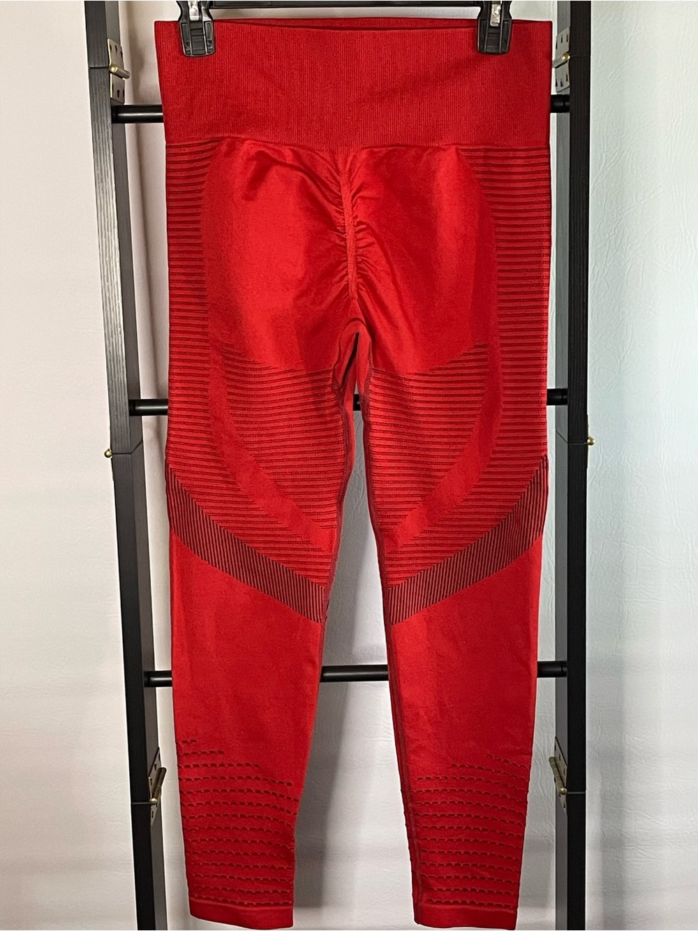 Seamless Red High-Rise Active Leggings for Women - Picture 2 of 9
